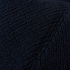 Dettagli e texture della coppola in 100% cashmere blu, realizzata con pregiata manifattura Made in Italy, confortevole e stilosa.
