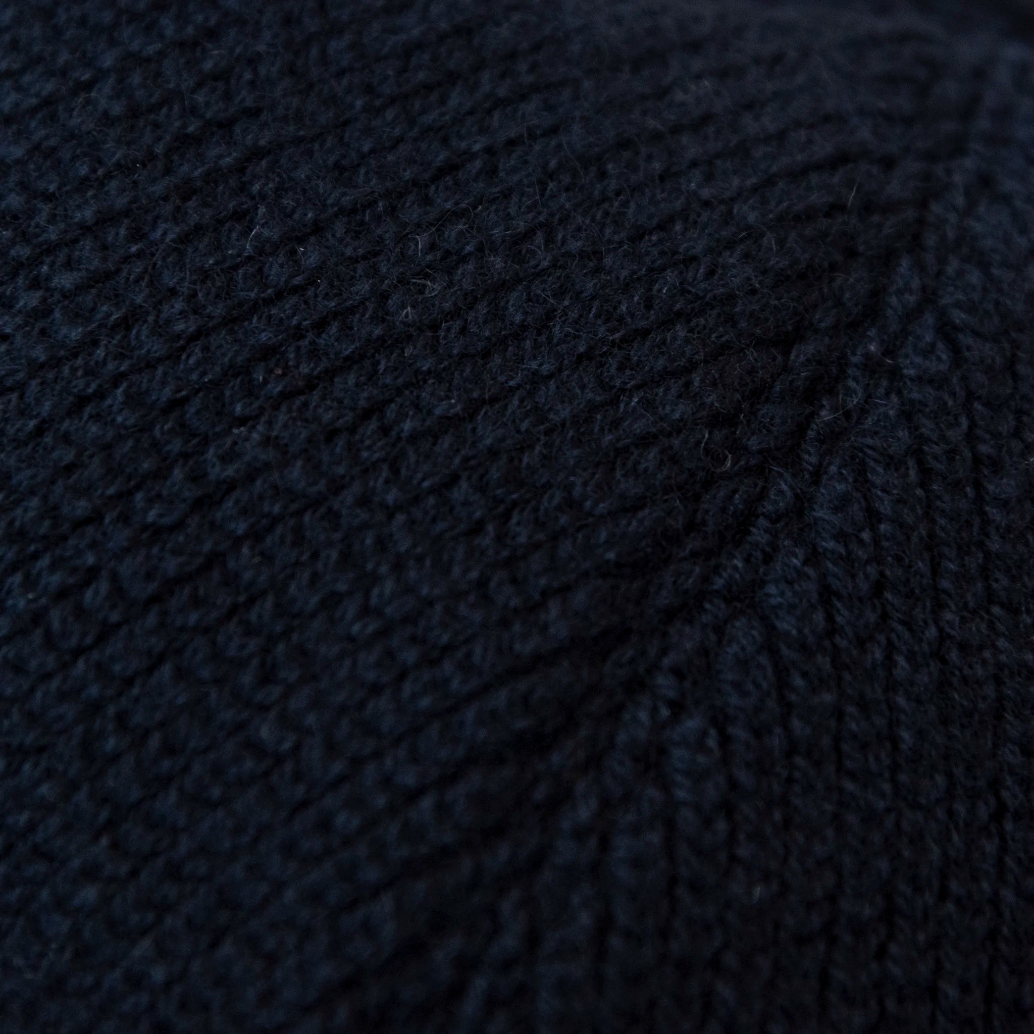 Dettagli e texture della coppola in 100% cashmere blu, realizzata con pregiata manifattura Made in Italy, confortevole e stilosa.