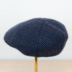 Retro della coppola in 100% cashmere blu, pattern a contrasto, realizzata con pregiata manifattura Made in Italy, confortevole e stilosa.