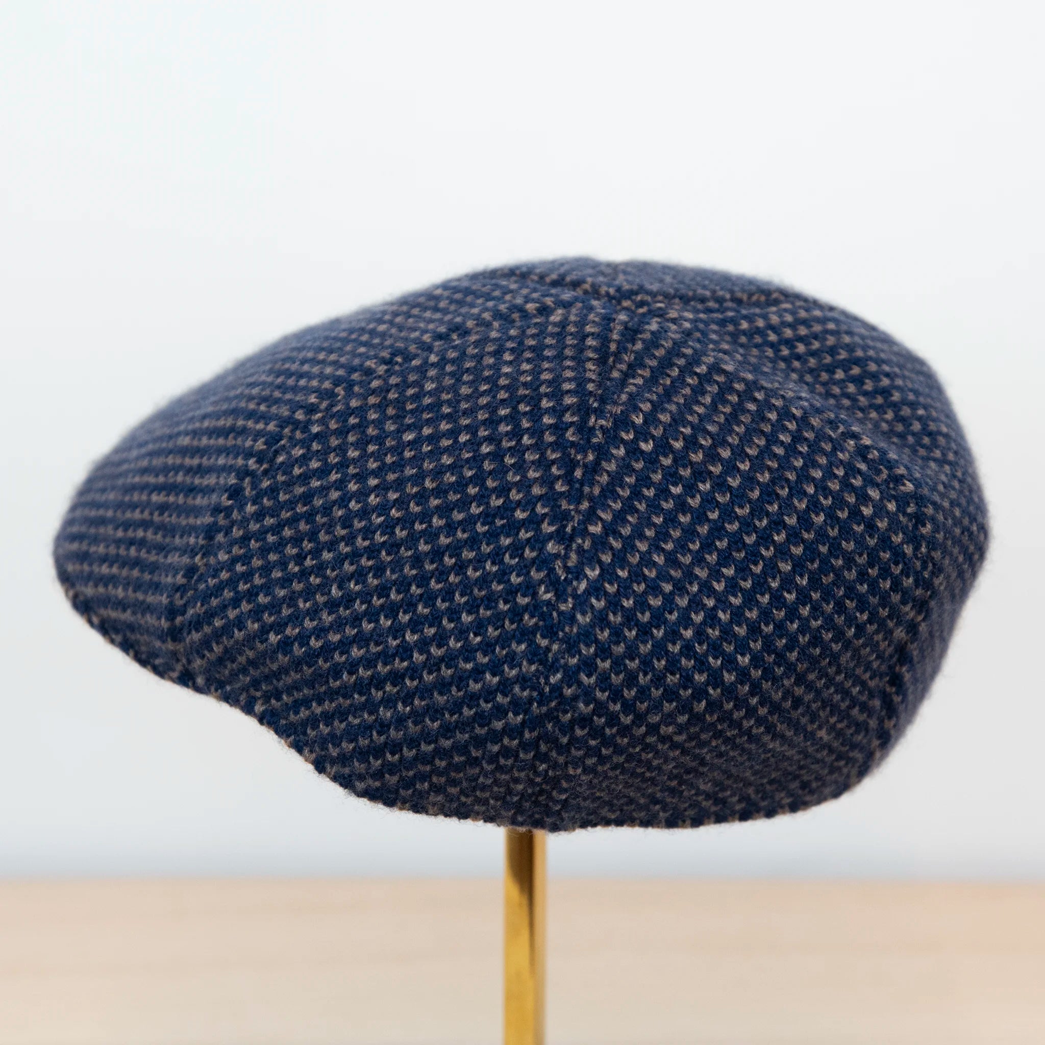 Retro della coppola in 100% cashmere blu, pattern a contrasto, realizzata con pregiata manifattura Made in Italy, confortevole e stilosa.