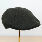 Coppola in 100% cashmere verde, realizzata con pregiata manifattura Made in Italy, confortevole e stilosa.