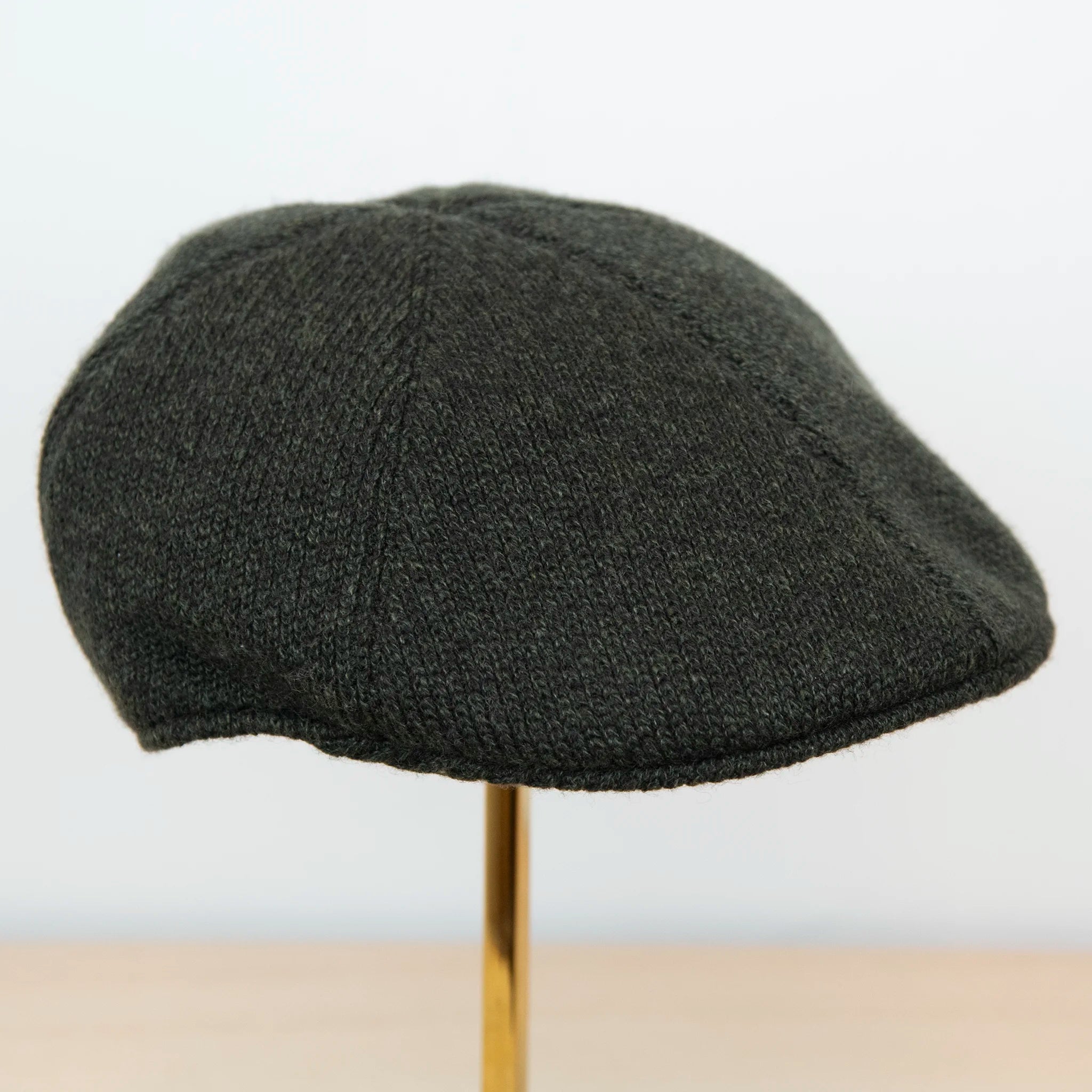 Coppola in 100% cashmere verde, realizzata con pregiata manifattura Made in Italy, confortevole e stilosa.