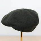 Coppola in 100% cashmere verde, realizzata con pregiata manifattura Made in Italy, confortevole e stilosa.