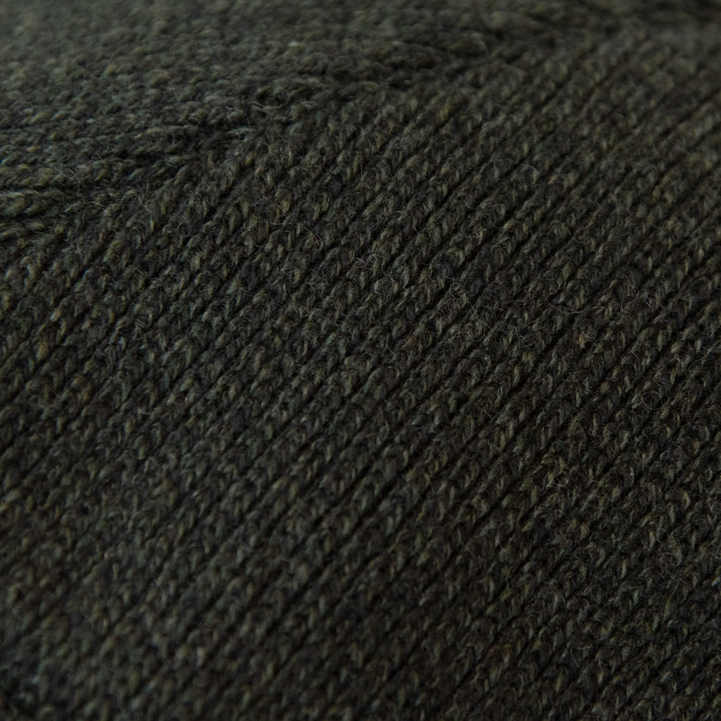 Dettagli e texture della Coppola in 100% cashmere verde, realizzata con pregiata manifattura Made in Italy, confortevole e stilosa.