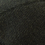 Dettagli e texture della Coppola in 100% cashmere verde, realizzata con pregiata manifattura Made in Italy, confortevole e stilosa.