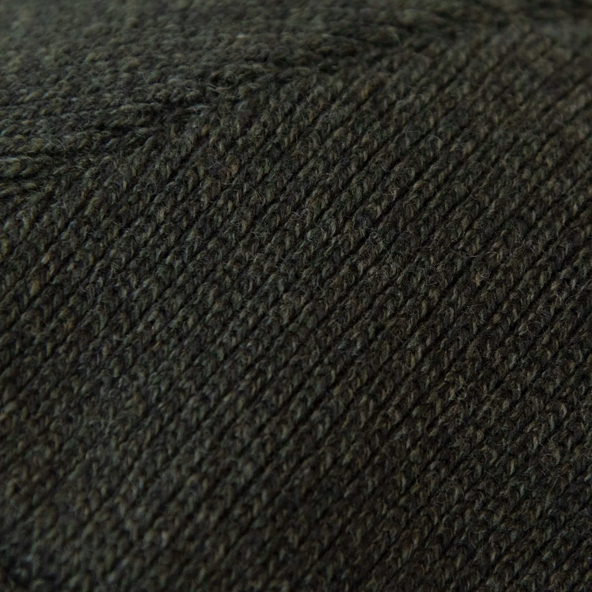 Dettagli e texture della Coppola in 100% cashmere verde, realizzata con pregiata manifattura Made in Italy, confortevole e stilosa.