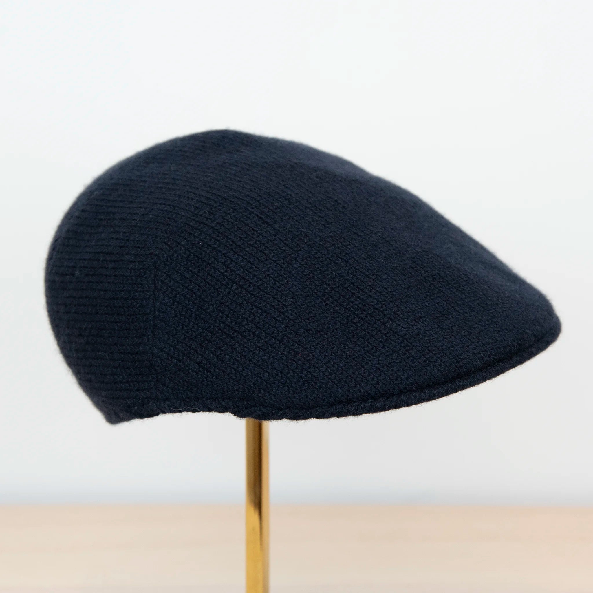 coppola in 100% Cashmere blu, realizzata con pregiata manifattura Made in Italy, confortevole e dallo stile distintivo italiano.