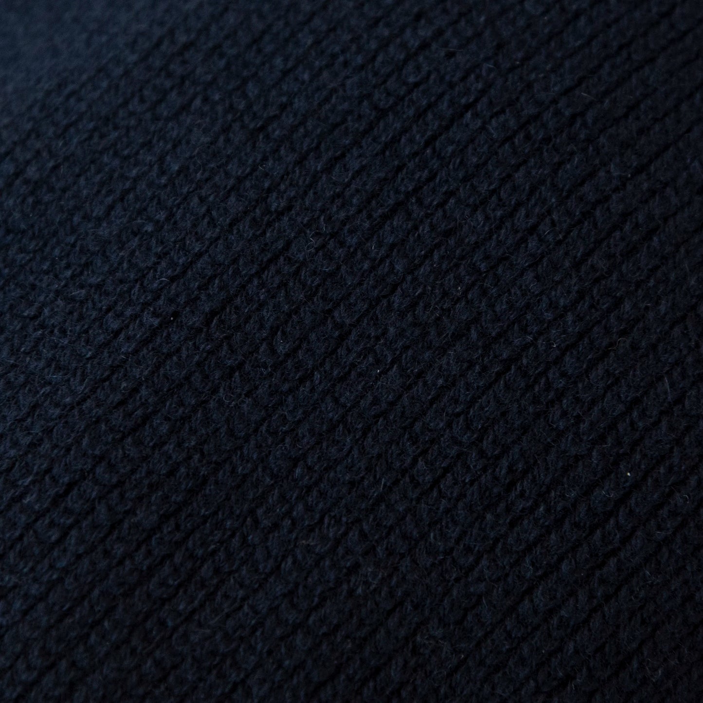 Dettagli e texture della coppola in 100% Cashmere blu, realizzata con pregiata manifattura Made in Italy, confortevole e dallo stile distintivo italiano.