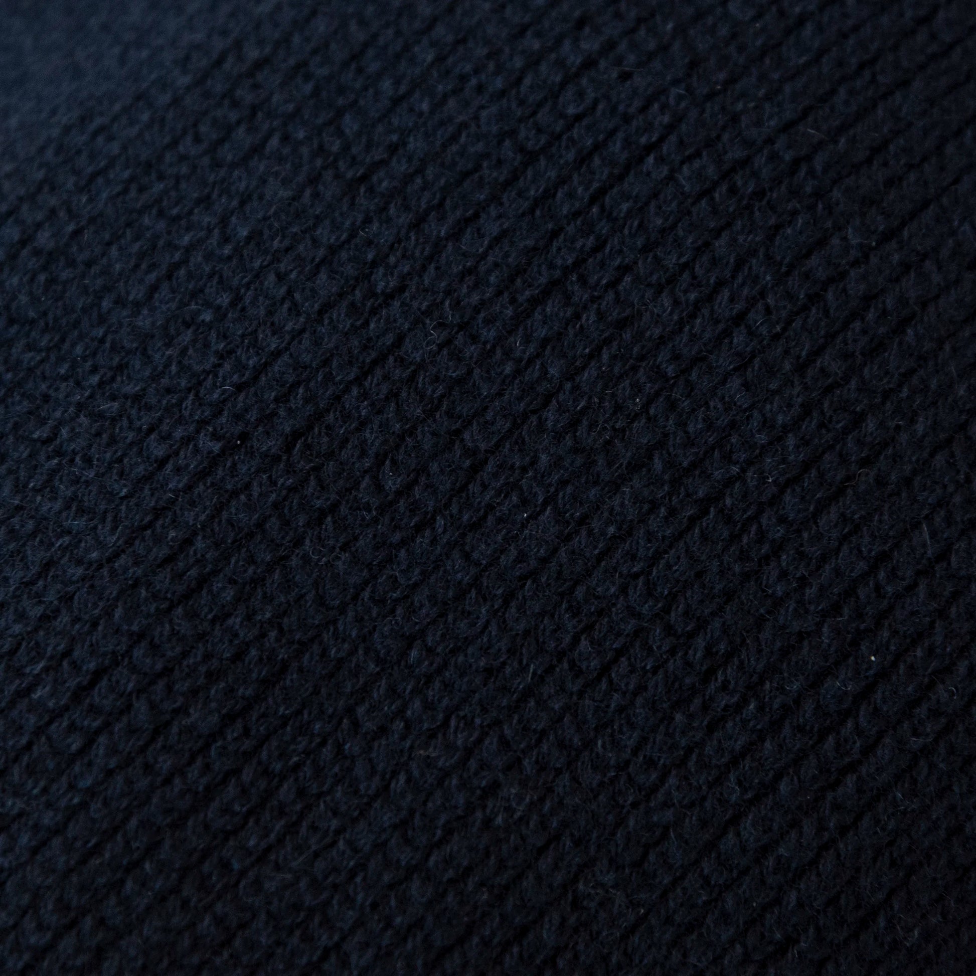 Dettagli e texture della coppola in 100% Cashmere blu, realizzata con pregiata manifattura Made in Italy, confortevole e dallo stile distintivo italiano.