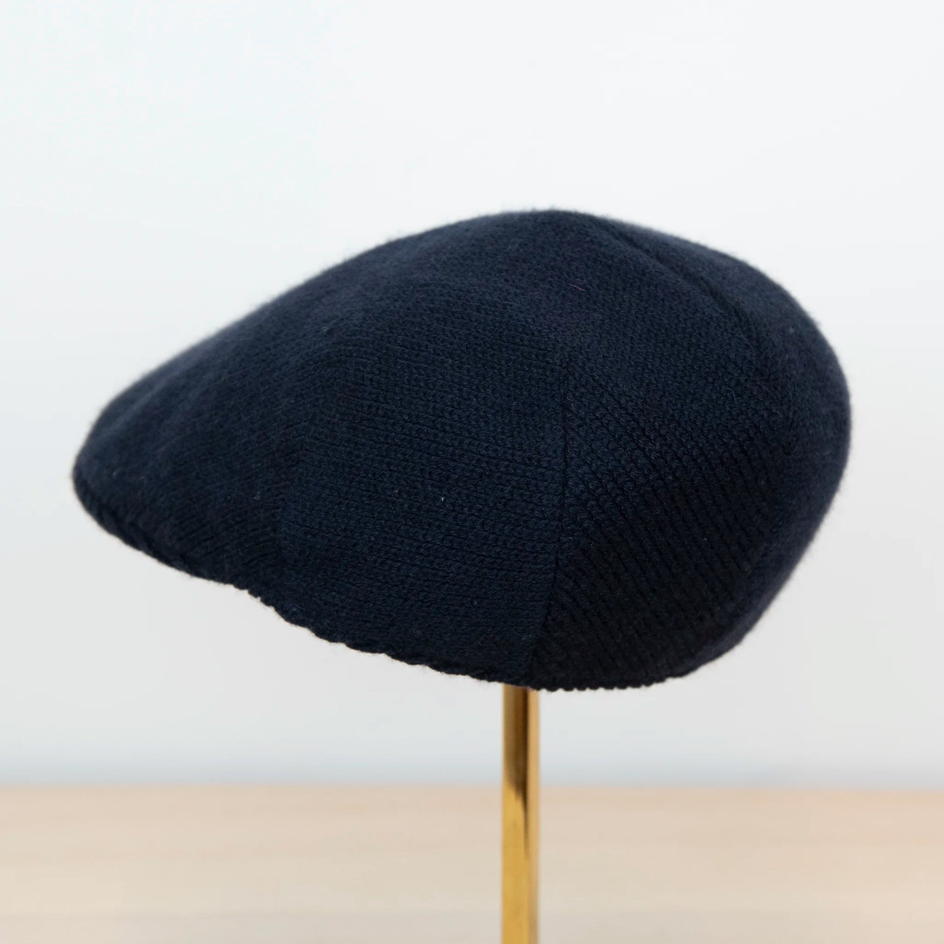 coppola in 100% Cashmere blu, realizzata con pregiata manifattura Made in Italy, confortevole e dallo stile distintivo italiano.