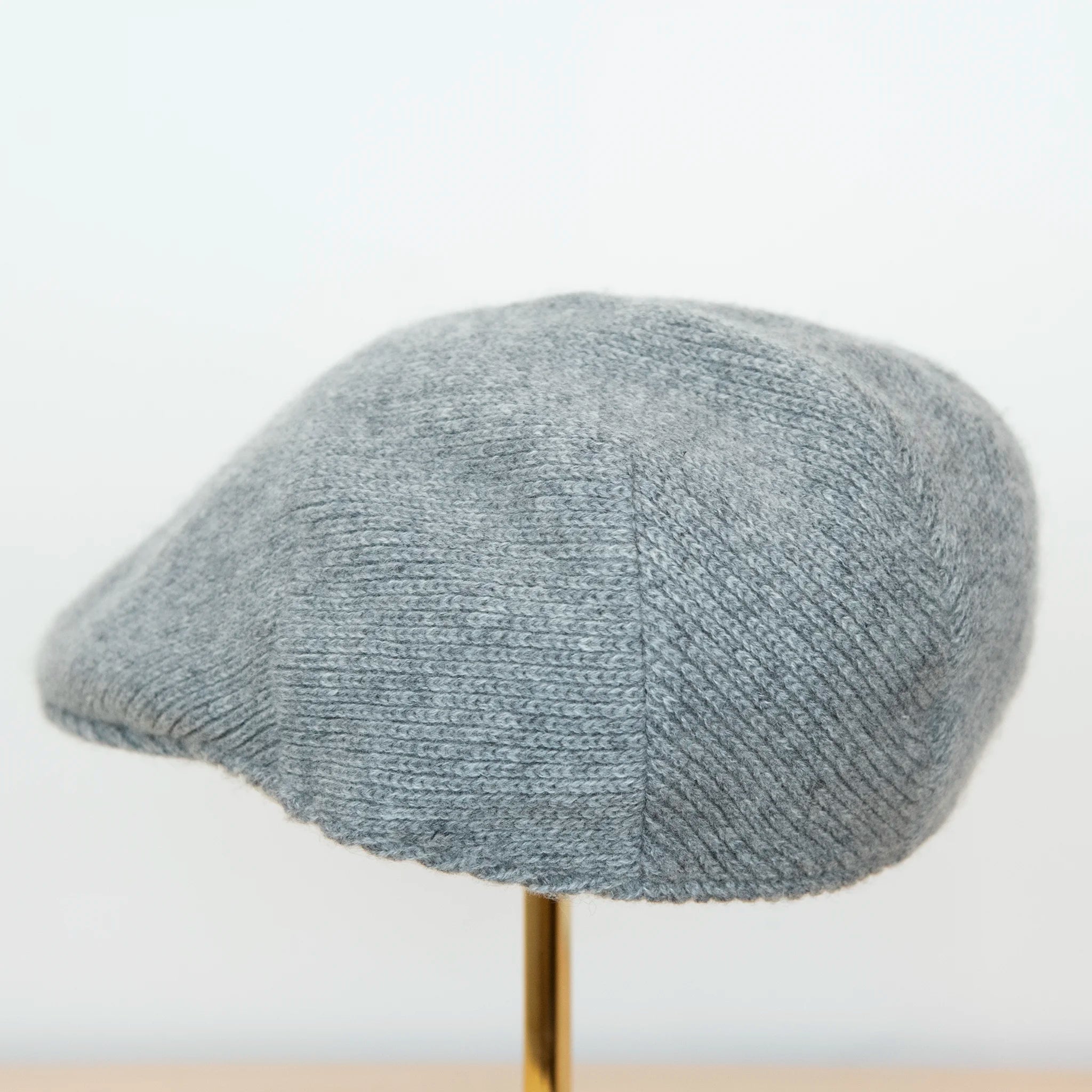 coppola in 100% Cashmere grigia, realizzata con pregiata manifattura Made in Italy, confortevole e dallo stile distintivo italiano.