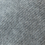 Dettagli e texture tessuto della coppola in 100% Cashmere grigia, realizzata con pregiata manifattura Made in Italy, confortevole e dallo stile distintivo italiano.