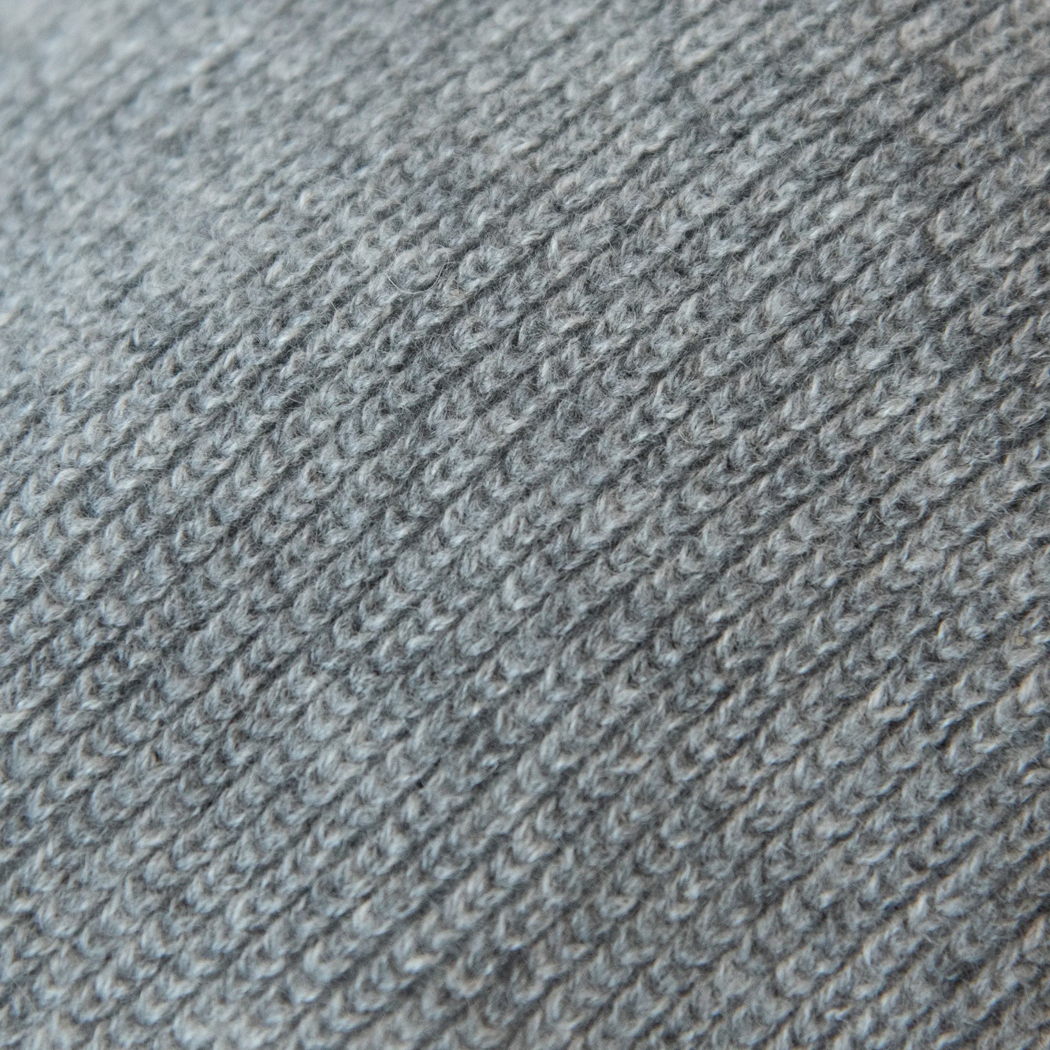 Dettagli e texture tessuto della coppola in 100% Cashmere grigia, realizzata con pregiata manifattura Made in Italy, confortevole e dallo stile distintivo italiano.