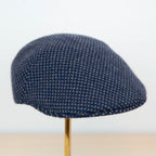 Coppola in 100% cashmere blu e beige con fantasia a contrasto, realizzata con pregiata manifattura Made in Italy, confortevole e stilosa.