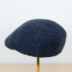 Retro della coppola in 100% cashmere blu e beige con fantasia a contrasto, realizzata con pregiata manifattura Made in Italy, confortevole e stilosa.