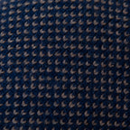 Dettagli e texture della coppola in 100% cashmere blu e beige con fantasia a contrasto, realizzata con pregiata manifattura Made in Italy, confortevole e stilosa.