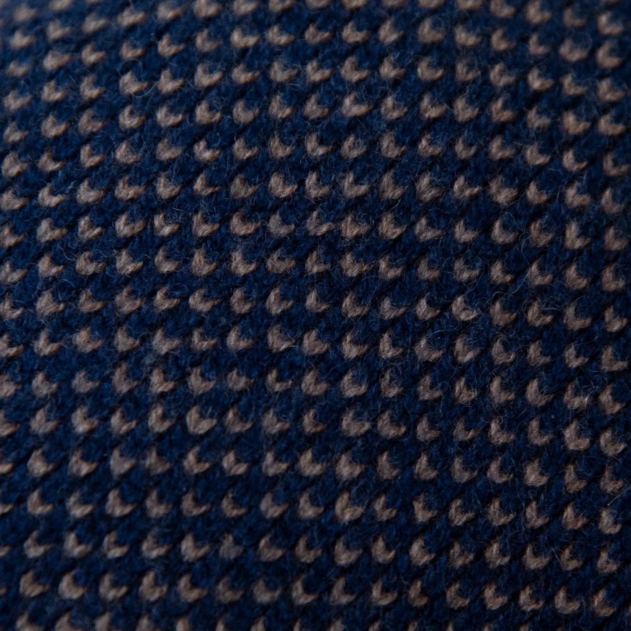 Dettagli e texture della coppola in 100% cashmere blu e beige con fantasia a contrasto, realizzata con pregiata manifattura Made in Italy, confortevole e stilosa.