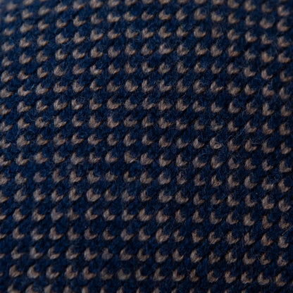 Dettagli e texture della coppola in 100% cashmere blu e beige con fantasia a contrasto, realizzata con pregiata manifattura Made in Italy, confortevole e stilosa.