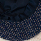 Interno Coppola in 100% cashmere blu e beige con fantasia a contrasto, realizzata con pregiata manifattura Made in Italy, confortevole e stilosa.