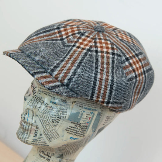 Cappello otto spicchi in stile irlandese, 100% lana con pattern check, realizzato con pregiata manifattura, made in Italy.