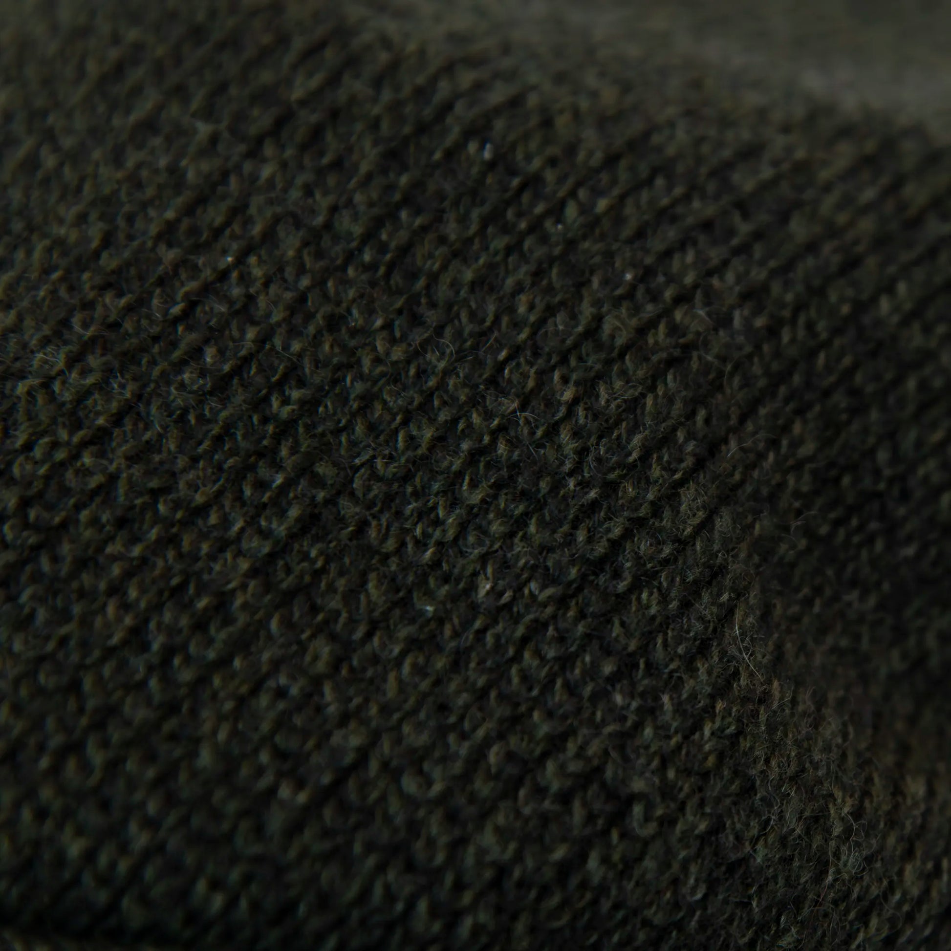 Dettaglio e texture tessuto della coppola in 100% Cashmere verde, realizzata con pregiata manifattura Made in Italy, confortevole e dallo stile distintivo italiano.