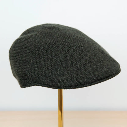coppola in 100% Cashmere verde, realizzata con pregiata manifattura Made in Italy, confortevole e dallo stile distintivo italiano.