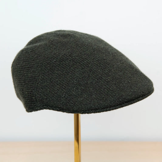 coppola in 100% Cashmere verde, realizzata con pregiata manifattura Made in Italy, confortevole e dallo stile distintivo italiano.