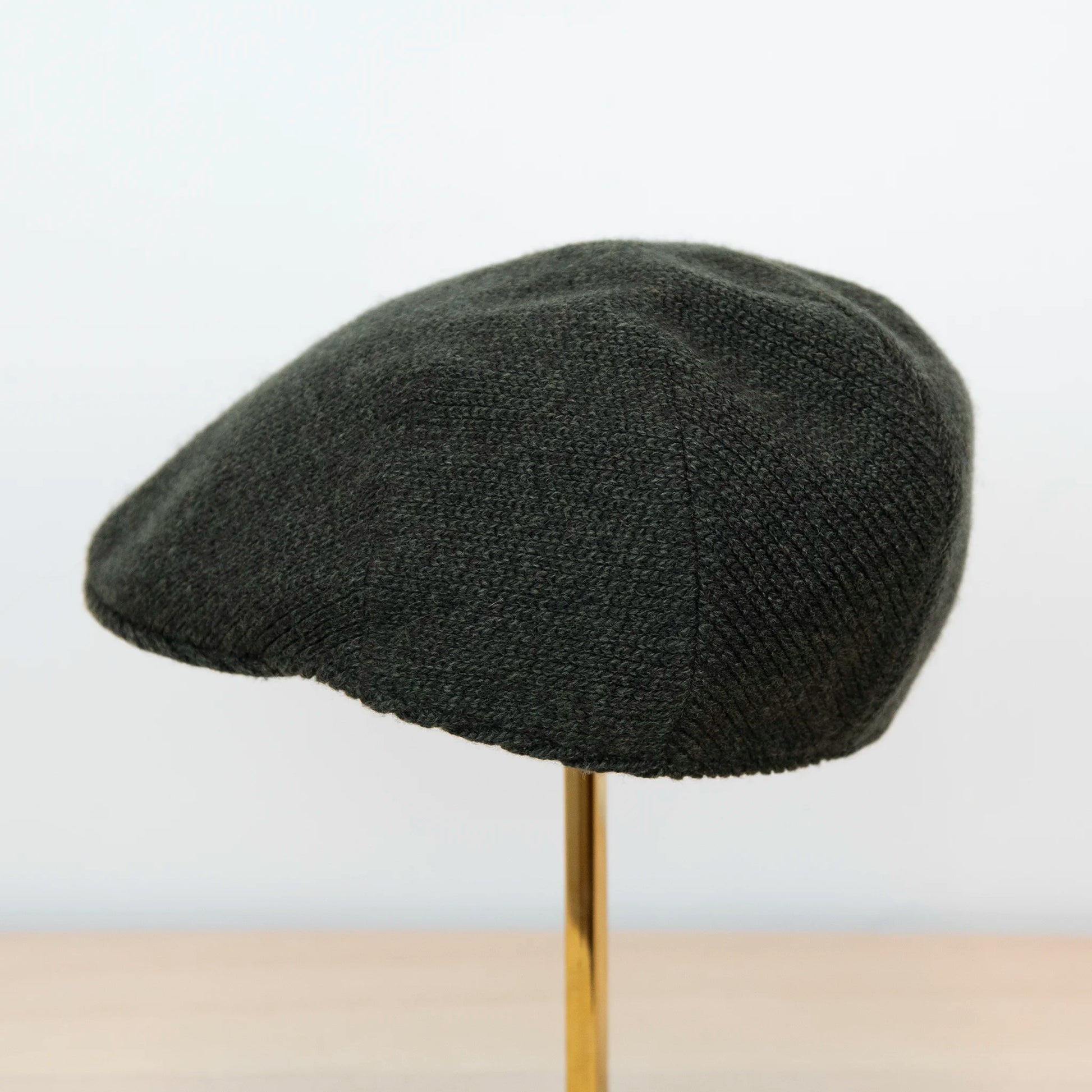 coppola in 100% Cashmere verde, realizzata con pregiata manifattura Made in Italy, confortevole e dallo stile distintivo italiano.