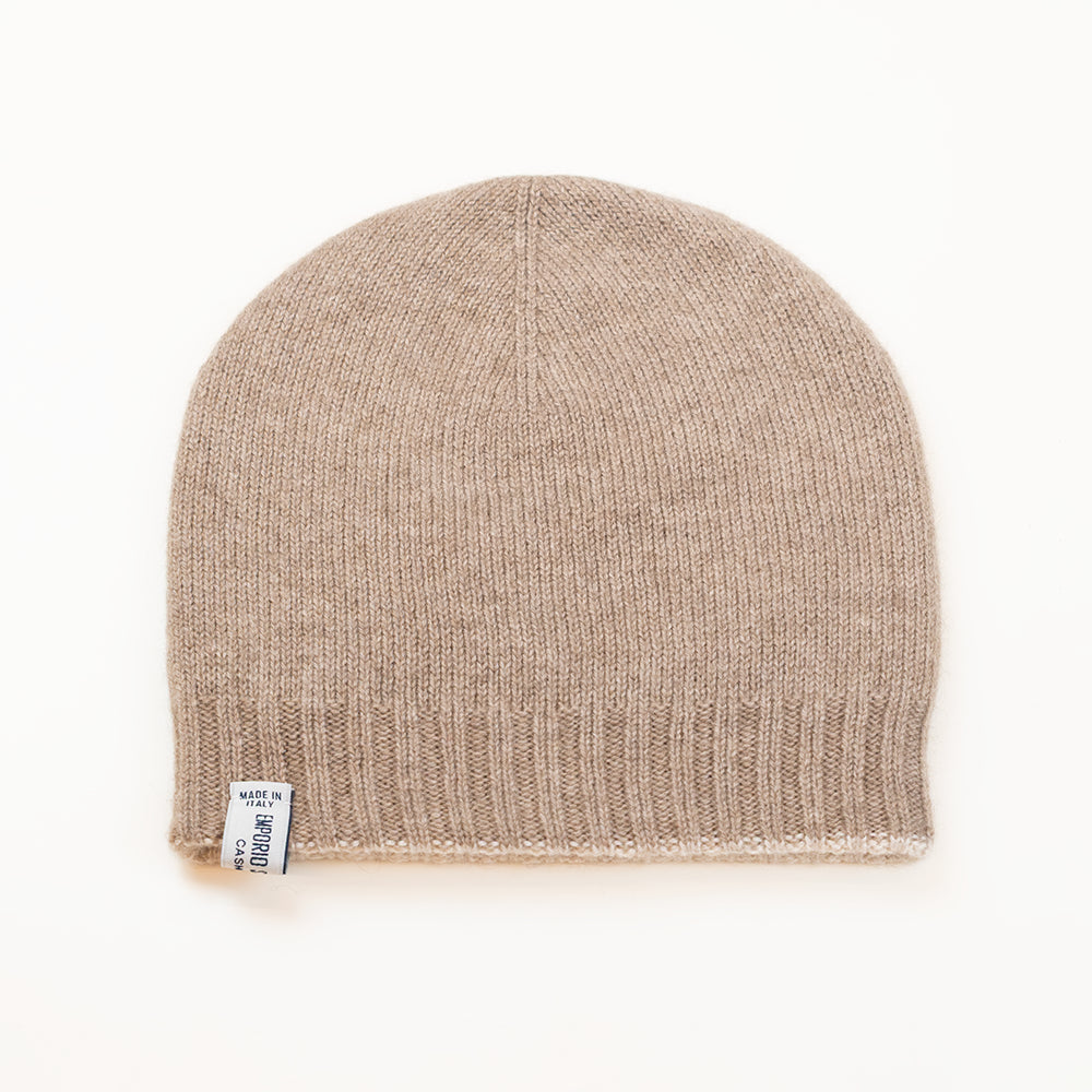 Cuffia doubleface beige e marrone in 100% Cashmere, Made in Italy. Pratica e versatile, può essere indossata con o senza risvolto. Trama rasata e pregiata manifattura per una vestibilità confortevole e di qualità.