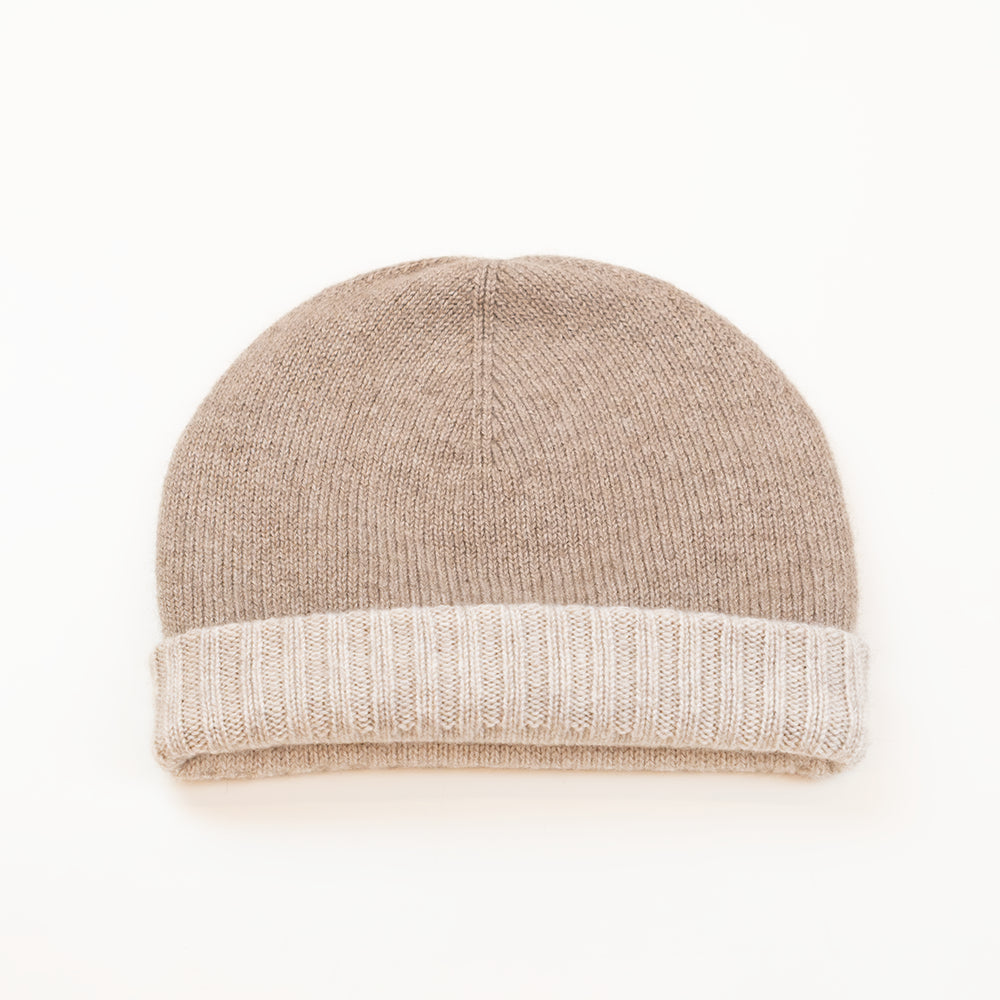 Cuffia doubleface beige e marrone in 100% Cashmere, Made in Italy. Pratica e versatile, può essere indossata con o senza risvolto. Trama rasata e pregiata manifattura per una vestibilità confortevole e di qualità.