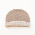 Cuffia doubleface beige e marrone in 100% Cashmere, Made in Italy. Pratica e versatile, può essere indossata con o senza risvolto. Trama rasata e pregiata manifattura per una vestibilità confortevole e di qualità.