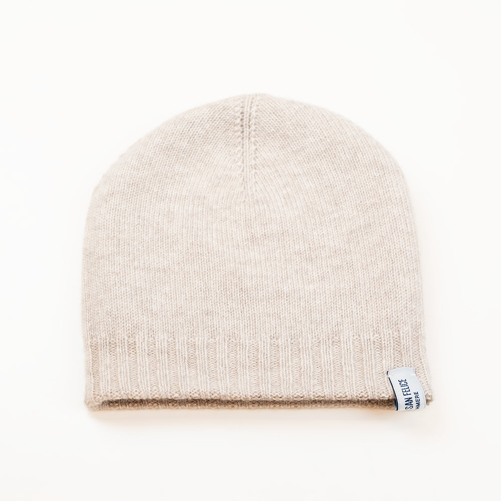 Cuffia doubleface beige e marrone in 100% Cashmere, Made in Italy. Pratica e versatile, può essere indossata con o senza risvolto. Trama rasata e pregiata manifattura per una vestibilità confortevole e di qualità.