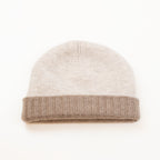 Cuffia doubleface beige e marrone in 100% Cashmere, Made in Italy. Pratica e versatile, può essere indossata con o senza risvolto. Trama rasata e pregiata manifattura per una vestibilità confortevole e di qualità.