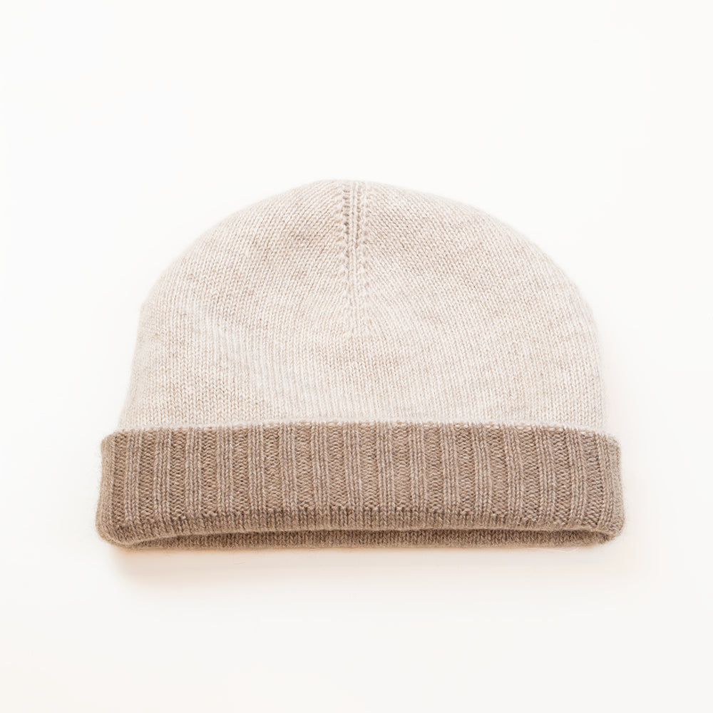 Cuffia doubleface beige e marrone in 100% Cashmere, Made in Italy. Pratica e versatile, può essere indossata con o senza risvolto. Trama rasata e pregiata manifattura per una vestibilità confortevole e di qualità.