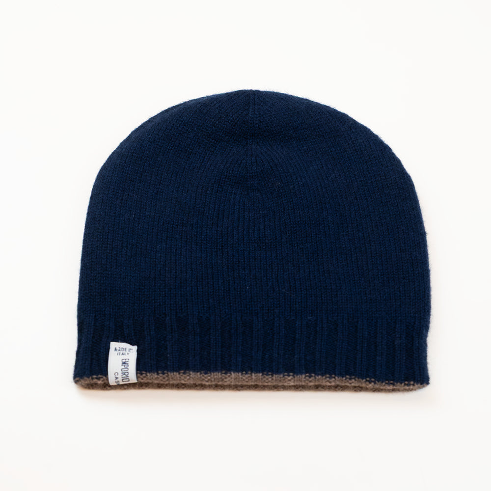 Cuffia doubleface marrone e blu in 100% Cashmere, Made in Italy. Pratica e versatile, può essere indossata con o senza risvolto. Trama rasata e pregiata manifattura per una vestibilità confortevole e di qualità.