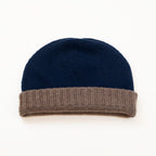 Cuffia doubleface marrone e blu in 100% Cashmere, Made in Italy. Pratica e versatile, può essere indossata con o senza risvolto. Trama rasata e pregiata manifattura per una vestibilità confortevole e di qualità.