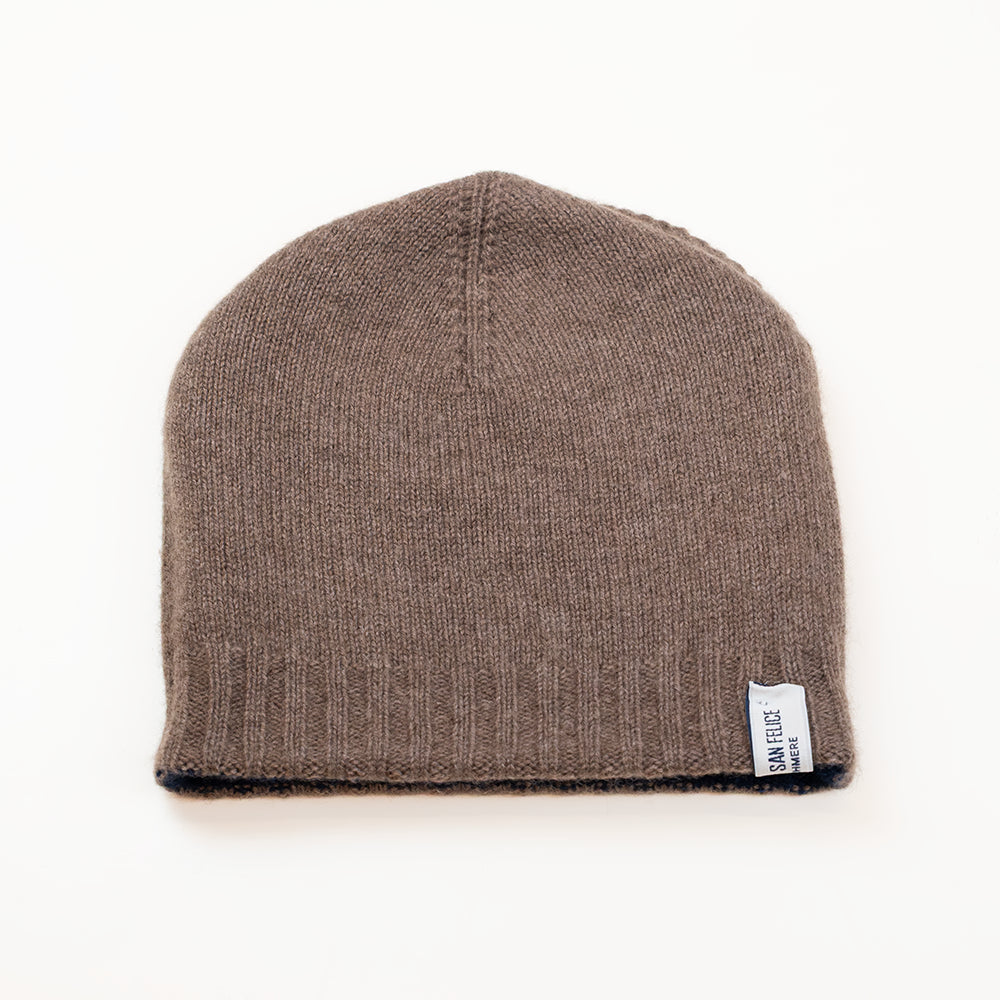 Cuffia doubleface marrone e blu in 100% Cashmere, Made in Italy. Pratica e versatile, può essere indossata con o senza risvolto. Trama rasata e pregiata manifattura per una vestibilità confortevole e di qualità.