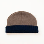 Cuffia doubleface marrone e blu in 100% Cashmere, Made in Italy. Pratica e versatile, può essere indossata con o senza risvolto. Trama rasata e pregiata manifattura per una vestibilità confortevole e di qualità.