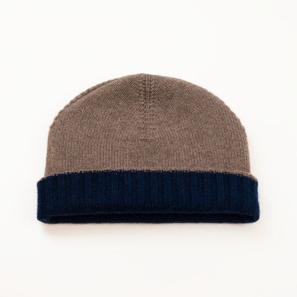 Cuffia doubleface marrone e blu in 100% Cashmere, Made in Italy. Pratica e versatile, può essere indossata con o senza risvolto. Trama rasata e pregiata manifattura per una vestibilità confortevole e di qualità.