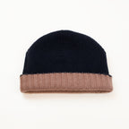 Cuffia doubleface blu in 100% Cashmere, Made in Italy. Pratica e versatile, può essere indossata con o senza risvolto. Trama rasata e pregiata manifattura per una vestibilità confortevole e di qualità.
