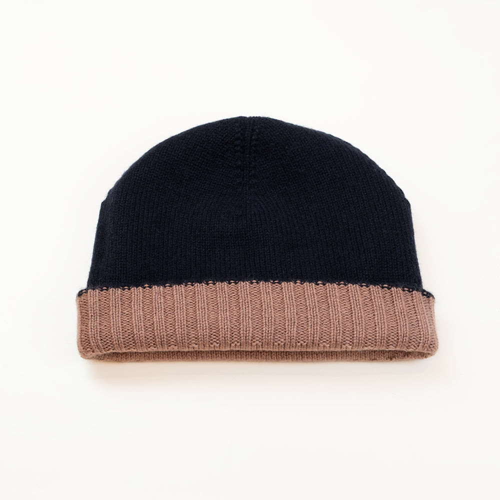 Cuffia doubleface blu in 100% Cashmere, Made in Italy. Pratica e versatile, può essere indossata con o senza risvolto. Trama rasata e pregiata manifattura per una vestibilità confortevole e di qualità.