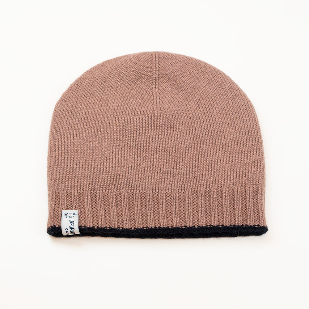 Cuffia doubleface blu in 100% Cashmere, Made in Italy. Pratica e versatile, può essere indossata con o senza risvolto. Trama rasata e pregiata manifattura per una vestibilità confortevole e di qualità.