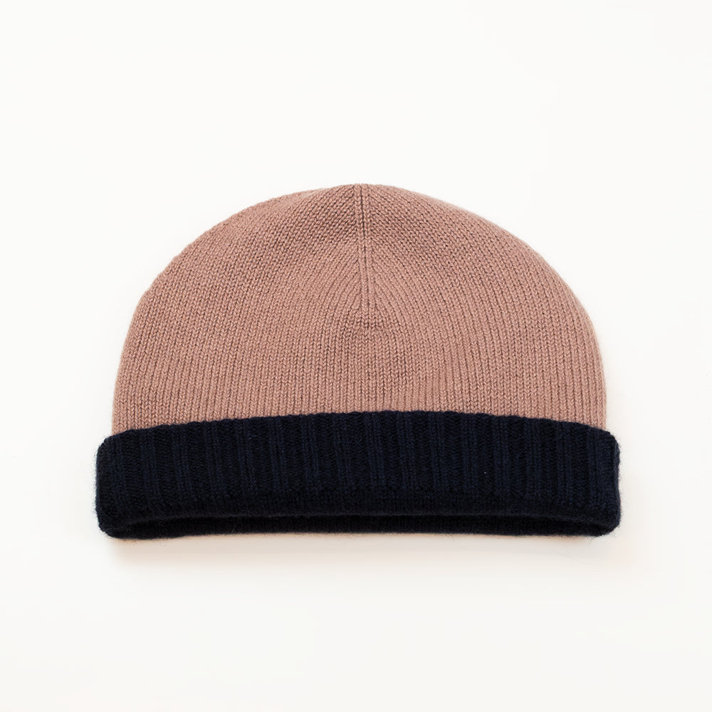 Cuffia doubleface blu in 100% Cashmere, Made in Italy. Pratica e versatile, può essere indossata con o senza risvolto. Trama rasata e pregiata manifattura per una vestibilità confortevole e di qualità.