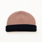 Cuffia doubleface blu in 100% Cashmere, Made in Italy. Pratica e versatile, può essere indossata con o senza risvolto. Trama rasata e pregiata manifattura per una vestibilità confortevole e di qualità.