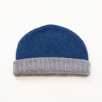 Cuffia doubleface grigio e blu in 100% Cashmere, Made in Italy. Pratica e versatile, può essere indossata con o senza risvolto. Trama rasata e pregiata manifattura per una vestibilità confortevole e di qualità.