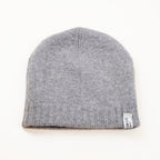 Cuffia doubleface grigio e blu in 100% Cashmere, Made in Italy. Pratica e versatile, può essere indossata con o senza risvolto. Trama rasata e pregiata manifattura per una vestibilità confortevole e di qualità.