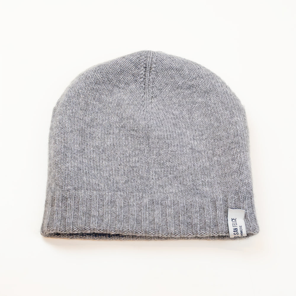 Cuffia doubleface grigio e blu in 100% Cashmere, Made in Italy. Pratica e versatile, può essere indossata con o senza risvolto. Trama rasata e pregiata manifattura per una vestibilità confortevole e di qualità.
