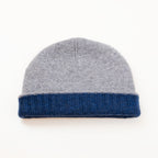 Cuffia doubleface grigio e blu in 100% Cashmere, Made in Italy. Pratica e versatile, può essere indossata con o senza risvolto. Trama rasata e pregiata manifattura per una vestibilità confortevole e di qualità.