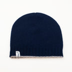 Cuffia doubleface grigio e blu in 100% Cashmere, Made in Italy. Pratica e versatile, può essere indossata con o senza risvolto. Trama rasata e pregiata manifattura per una vestibilità confortevole e di qualità.