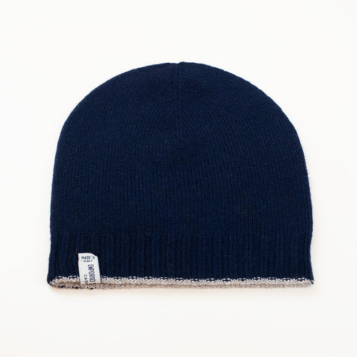 Cuffia doubleface grigio e blu in 100% Cashmere, Made in Italy. Pratica e versatile, può essere indossata con o senza risvolto. Trama rasata e pregiata manifattura per una vestibilità confortevole e di qualità.